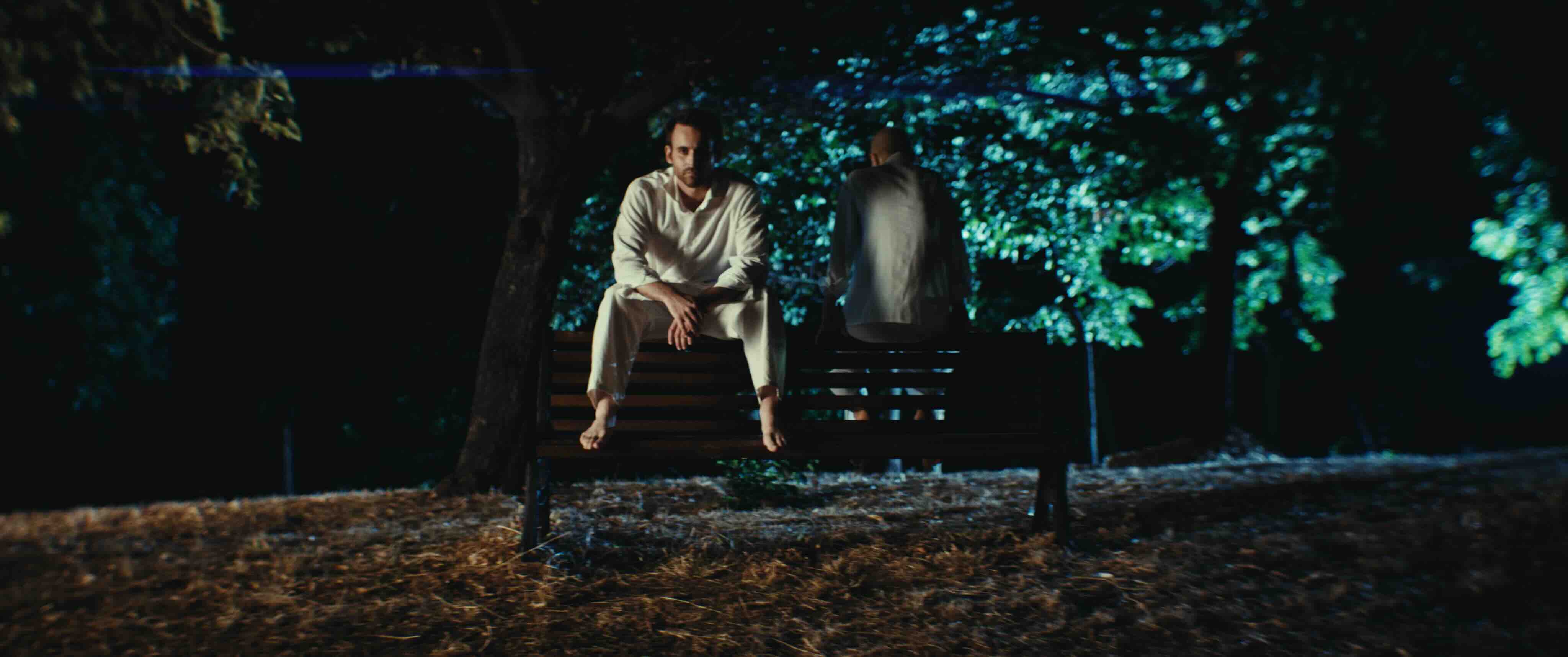 Scena dal film, panchina notturna