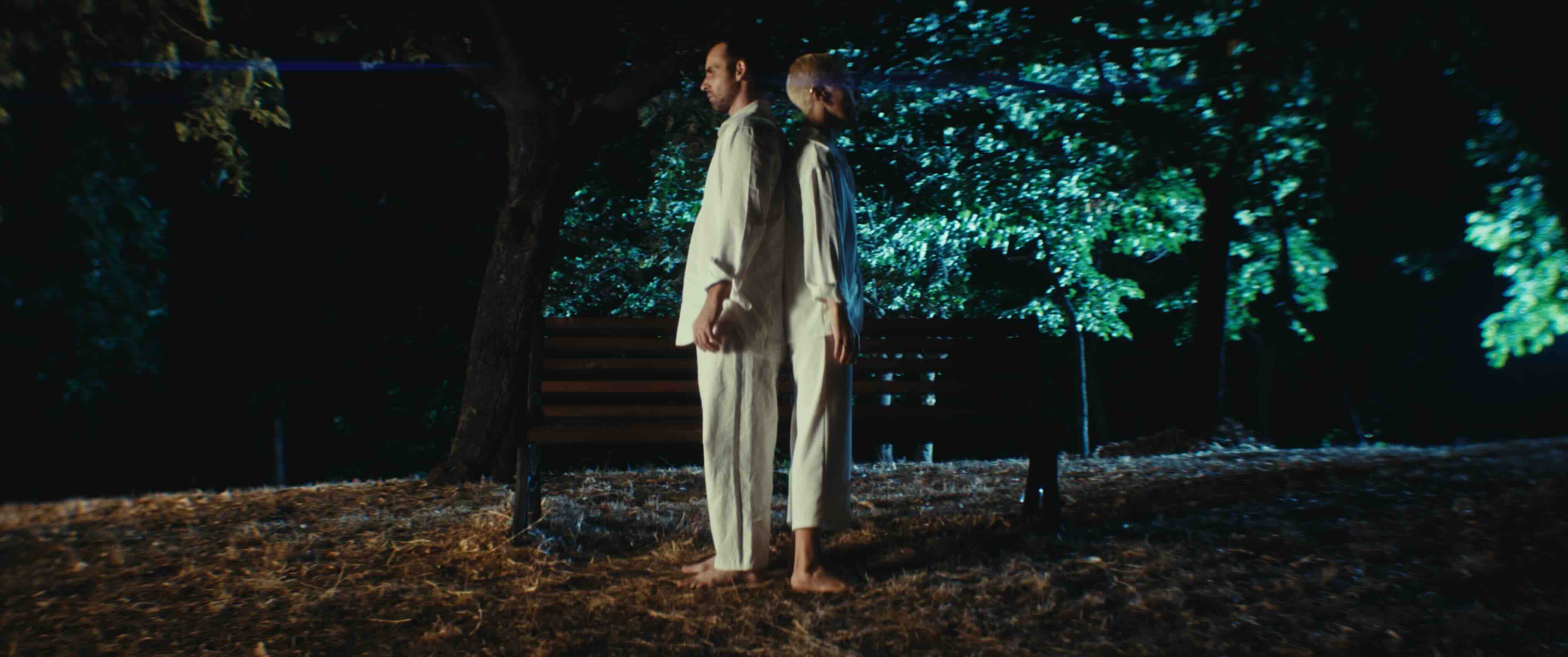 Scena dal film, due figure di spalle