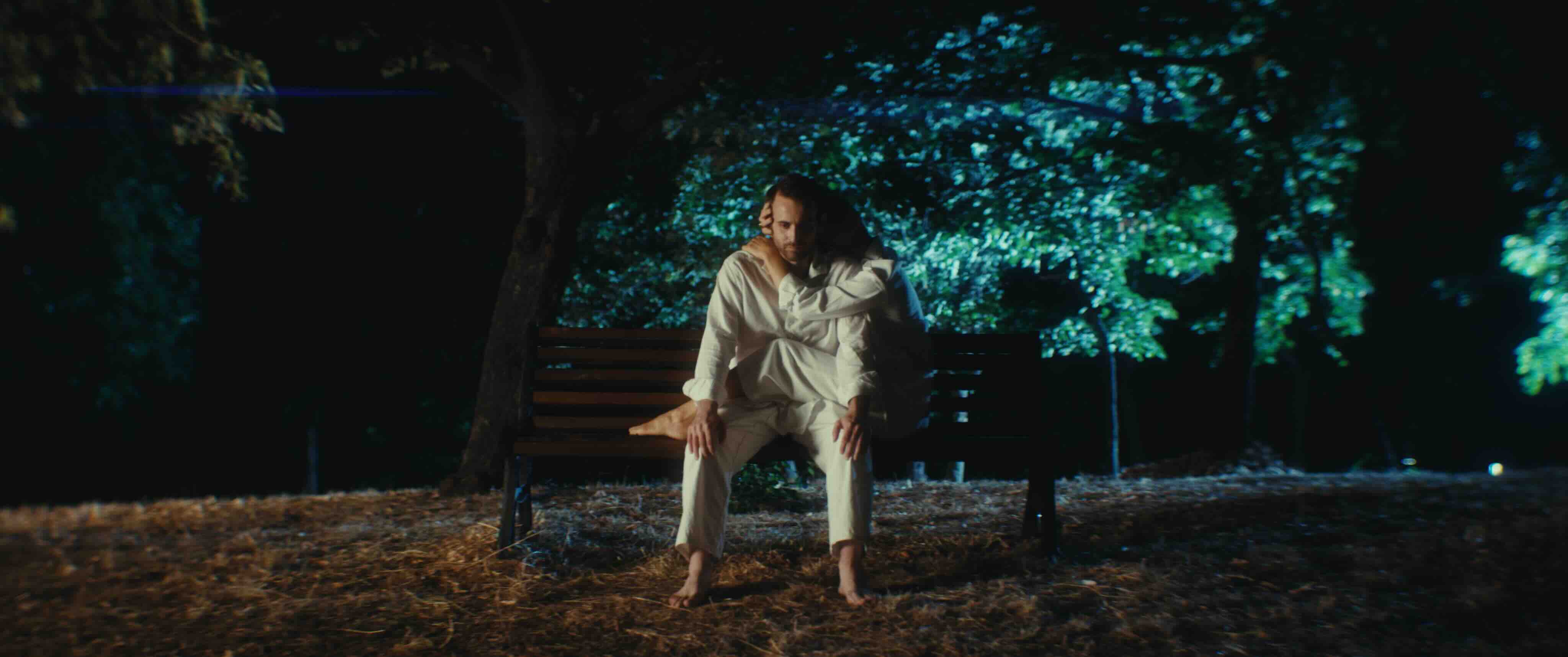 Scena dal film, abbraccio sulla panchina